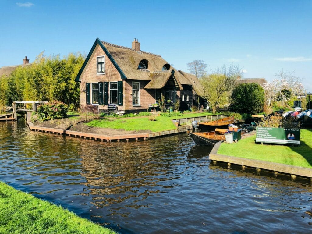 Giethoorn Bootsverleih mit hund